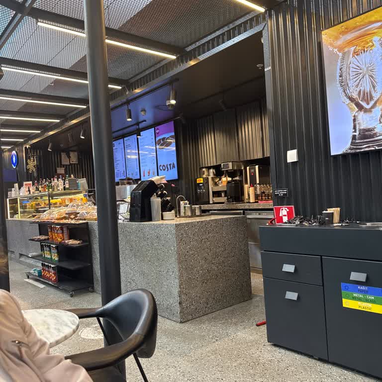 Kirli Masa Ve Saygısız Personel Davranışı