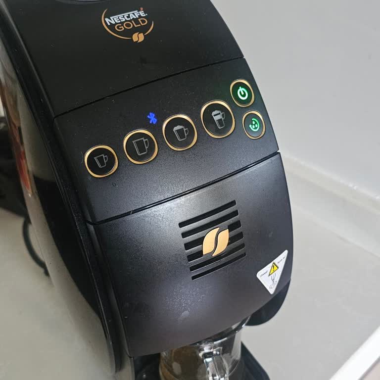 Nescafe Gold Kahve Makinesi Su Vermiyor Ve Temizleme Işığı Sürekli Yanıyor