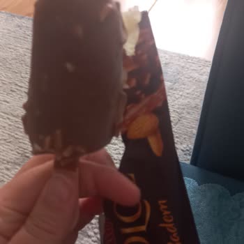 Dolce Free Vanilyalı Dondurmanın İçinde Buzlu Ve Bozuk Tat