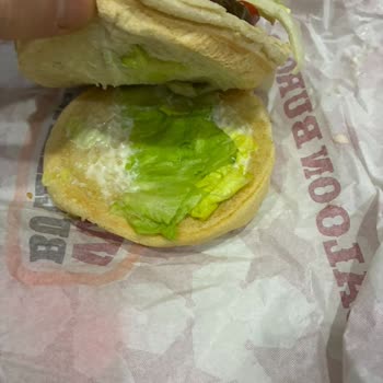 Saloon Burger'den Gelen İki Katlı Hamburgerlerde Et Yok, 50 TL Kupon Yetmiyor