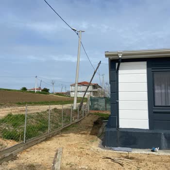 Eğik İnternet Direği Evimize Yıkılma Tehlikesi Oluşturuyor