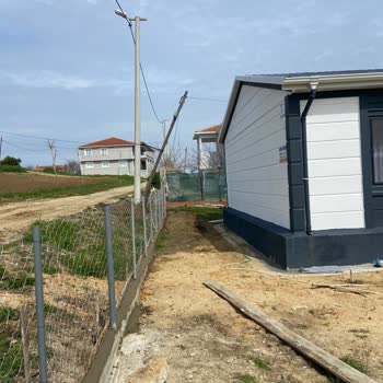 Eğik İnternet Direği Evimize Yıkılma Tehlikesi Oluşturuyor