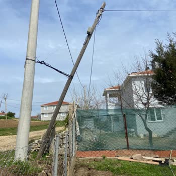 Eğik İnternet Direği Evimize Yıkılma Tehlikesi Oluşturuyor