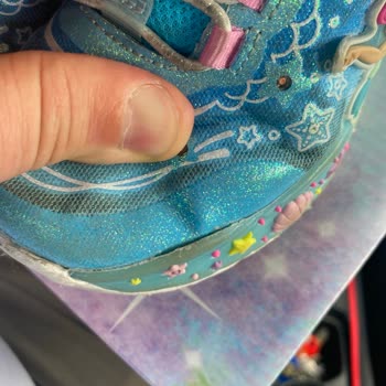 Kenarları Açılan Ve Işığı Çalışmayan Çocuk Ayakkabısının Değişim Talebi