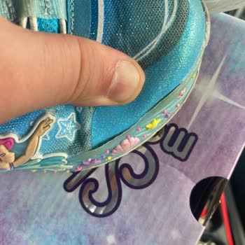 Kenarları Açılan Ve Işığı Çalışmayan Çocuk Ayakkabısının Değişim Talebi