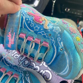 Kenarları Açılan Ve Işığı Çalışmayan Çocuk Ayakkabısının Değişim Talebi