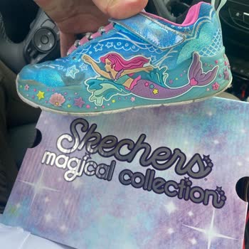 Kenarları Açılan Ve Işığı Çalışmayan Çocuk Ayakkabısının Değişim Talebi