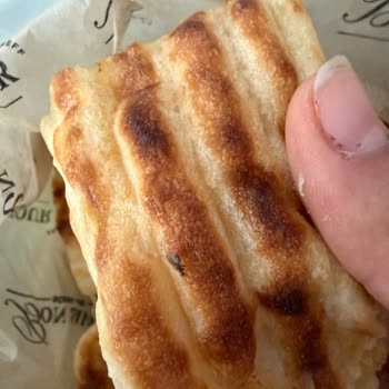 Bon Savour Cafe Patatesli Pidelerden Birinin Üzerinde Böcek Olduğunu Gördüm