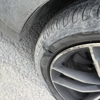 Otoyolda Büyük Taşların Yarattığı Lastik Patlaması Ve Güvenlik Sorunu
