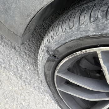 Otoyolda Büyük Taşların Yarattığı Lastik Patlaması Ve Güvenlik Sorunu