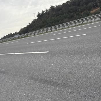 Otoyolda Büyük Taşların Yarattığı Lastik Patlaması Ve Güvenlik Sorunu