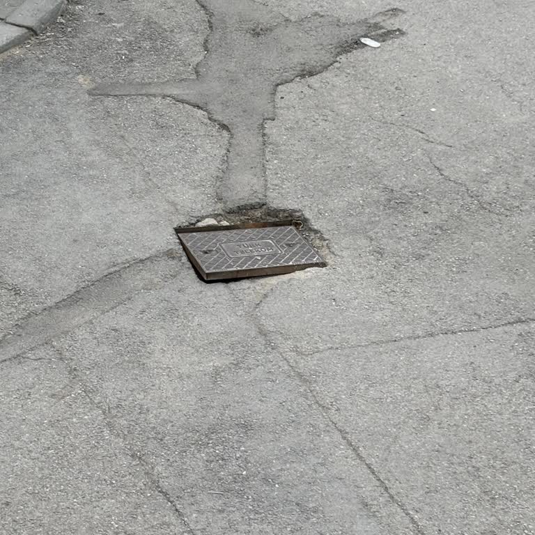 Malatya Çöşnük’te Yerinden Oynayan Ana Hat Kapağı Acil Müdahale Gerektiriyor