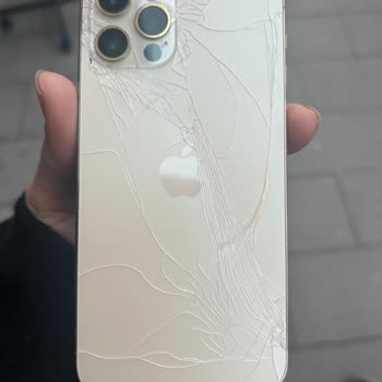 Orijinal Olmayan Pil Ve Şişen Batarya Nedeniyle Arka Cam Patlaması