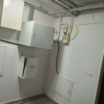 Türk Telekom’un İzinsiz Pano Ve Kabloları Merdiven Boşluğunda Güvenlik Riski Oluşturdu