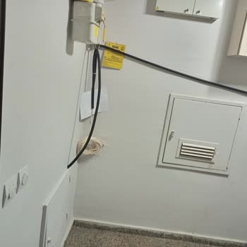 Türk Telekom’un İzinsiz Pano Ve Kabloları Merdiven Boşluğunda Güvenlik Riski Oluşturdu