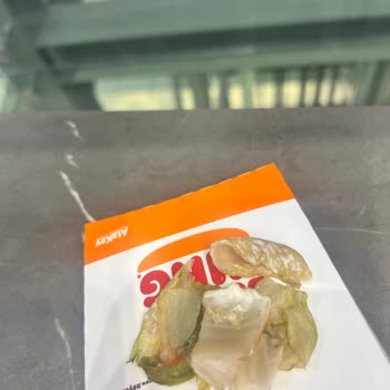 Bozuk Marul Ve Personelin Alaycı Tutumu Şikayet Edildi