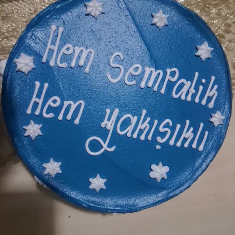 Yoğun Gıda Boyası Ve Yanlış Renk Nedeniyle Doğum Günü Pastasında Sağlık Endişesi