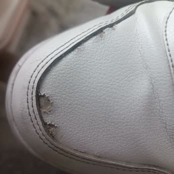 Hummel Ayakkabısında Kısa Sürede Deri Soyulması Ve Dikiş Açılması