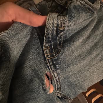 Üç Kez Giyilen Kot Pantolon Ağ Bölgesinde Yırtıldı, İade Bekleniyor