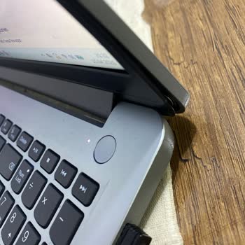 Lenovo Ideapad 1 Menteşe Kırılması Ve Ücretsiz Onarım Talebi