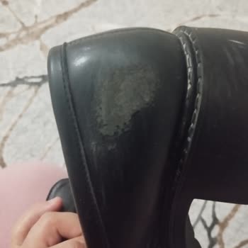 Muş FLO Mağazasındaki Derisi Hızla Soyulan Kadın Ayakkabısı İçin Değişim Ve İade Talebi