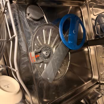 Elektrolux Bulaşık Makinesinde Kireçli Su İzleri Ve Tekrarlayan Servis Sorunu