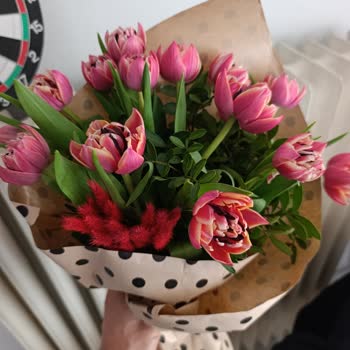 Yanıltıcı Görsel, Çürük Lale Buketi Ve Kırılan Güven