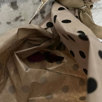 Yanıltıcı Görsel, Çürük Lale Buketi Ve Kırılan Güven