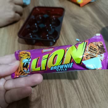 Nestle Lion Çikolatasının En Az Sağlıklı Bilgisi Bantla Saklanıyor