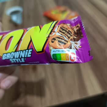 Nestle Lion Çikolatasının En Az Sağlıklı Bilgisi Bantla Saklanıyor