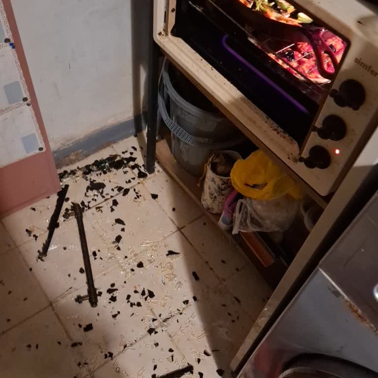 Simfer Fırın Kapak Camı Aniden Patladı, Güvenlik Riskine Karşı Ücretsiz Değişim Talebi