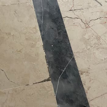 Arçelik Servisinin Buzdolabı Kurulumunda Mermer Zemine Verdiği Zarar Ve Ayak Montajı Eksikliği