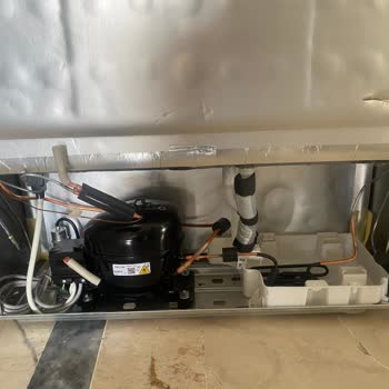 Arçelik Servisinin Buzdolabı Kurulumunda Mermer Zemine Verdiği Zarar Ve Ayak Montajı Eksikliği