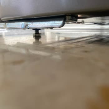 Arçelik Servisinin Buzdolabı Kurulumunda Mermer Zemine Verdiği Zarar Ve Ayak Montajı Eksikliği