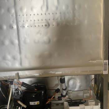 Arçelik Servisinin Buzdolabı Kurulumunda Mermer Zemine Verdiği Zarar Ve Ayak Montajı Eksikliği