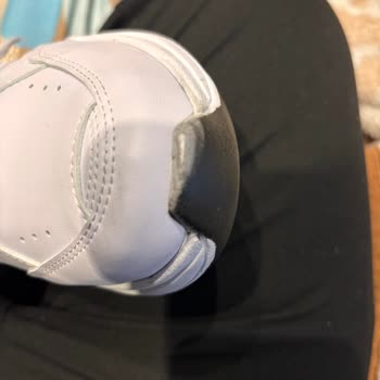 Defolu Ayakkabıda Kargo Ücreti Talebi Ve İletişim Kesintisi