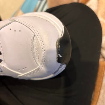 Defolu Ayakkabıda Kargo Ücreti Talebi Ve İletişim Kesintisi