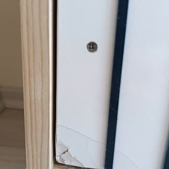 Eksik Raflar Ve Hasarlı Şifonyer Çekmecesi İçin Acil Teslim Talebi