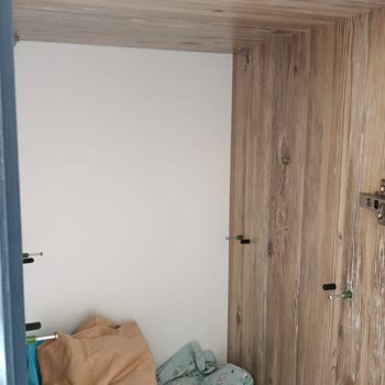 Eksik Raflar Ve Hasarlı Şifonyer Çekmecesi İçin Acil Teslim Talebi