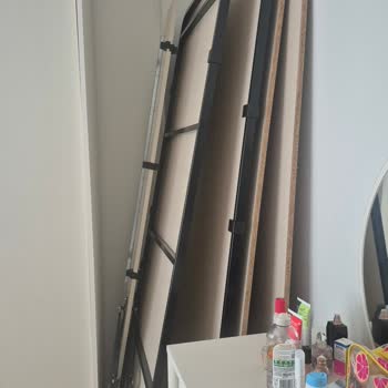 Defolu Yatak Başlığı Ve Tekrarlanan Yanlış Gönderimler Nedeniyle Tam Mobilya Değişimi Talebi