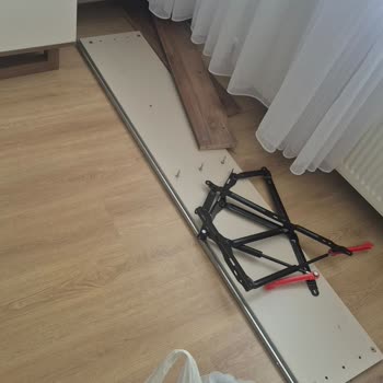 Defolu Yatak Başlığı Ve Tekrarlanan Yanlış Gönderimler Nedeniyle Tam Mobilya Değişimi Talebi