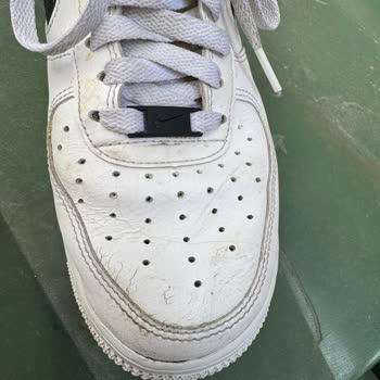 Barçın Mağazasında Satın Alınan Nike Air Force 1 Ayakkabısının Kısa Sürede Çatlaması Ve Deformasyonu