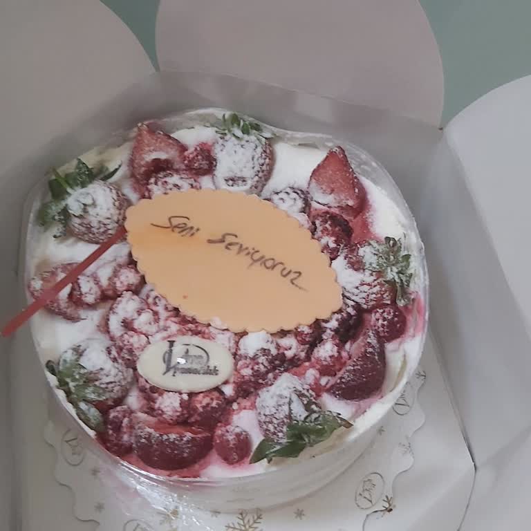 Yanlış Pasta Gönderimi Ve Kesildiği İçin Çözüm Beklentisi