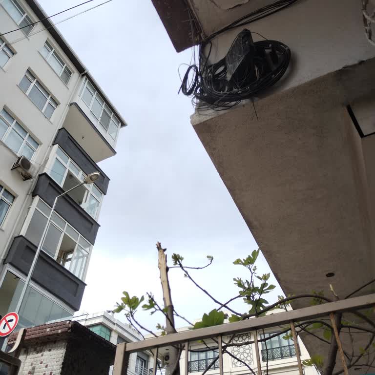 Dış Duvara Sabitlenmiş TurkNet Kabloları Merdiven Önünde Düşerek Güvenliği Tehlikeye Attı