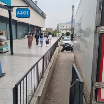 Köfteci Yusuf Şubesinin Girişinde Merdiven Ve Engelli Rampası Yok