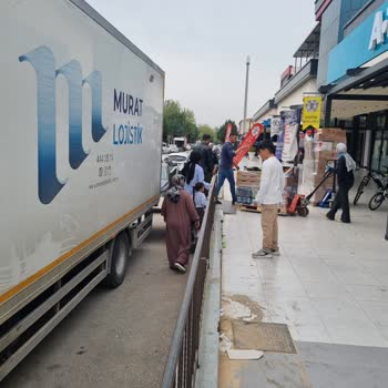 Köfteci Yusuf Şubesinin Girişinde Merdiven Ve Engelli Rampası Yok