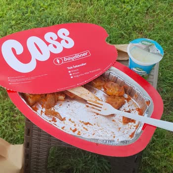 Mersin Forum Bay Döner’de Eksik Çatal Bıçak, Tarihi Geçmiş Yoğurt Ve Bayat Ekmek Sorunu