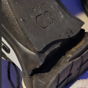 Zapatillas Voghion B22 tienen suela rota tras poco uso, pido cambio