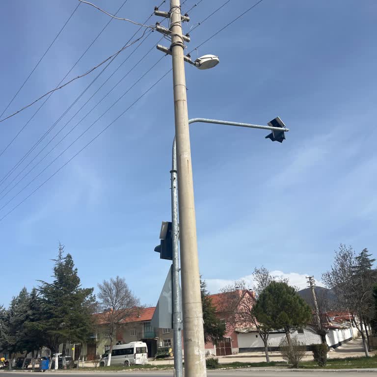 Alparslan Türkeş Caddesi’ndeki Lambaların Çalışmaması Trafik Ve Yaya Güvenliğini Tehdit Ediyor