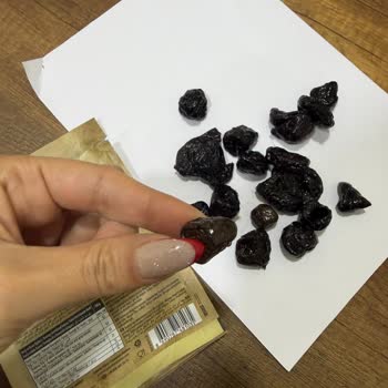 Tadım Kuru Üzüm Paketi İçinde Zeytin Ve Bilinmeyen Şeffaf Madde